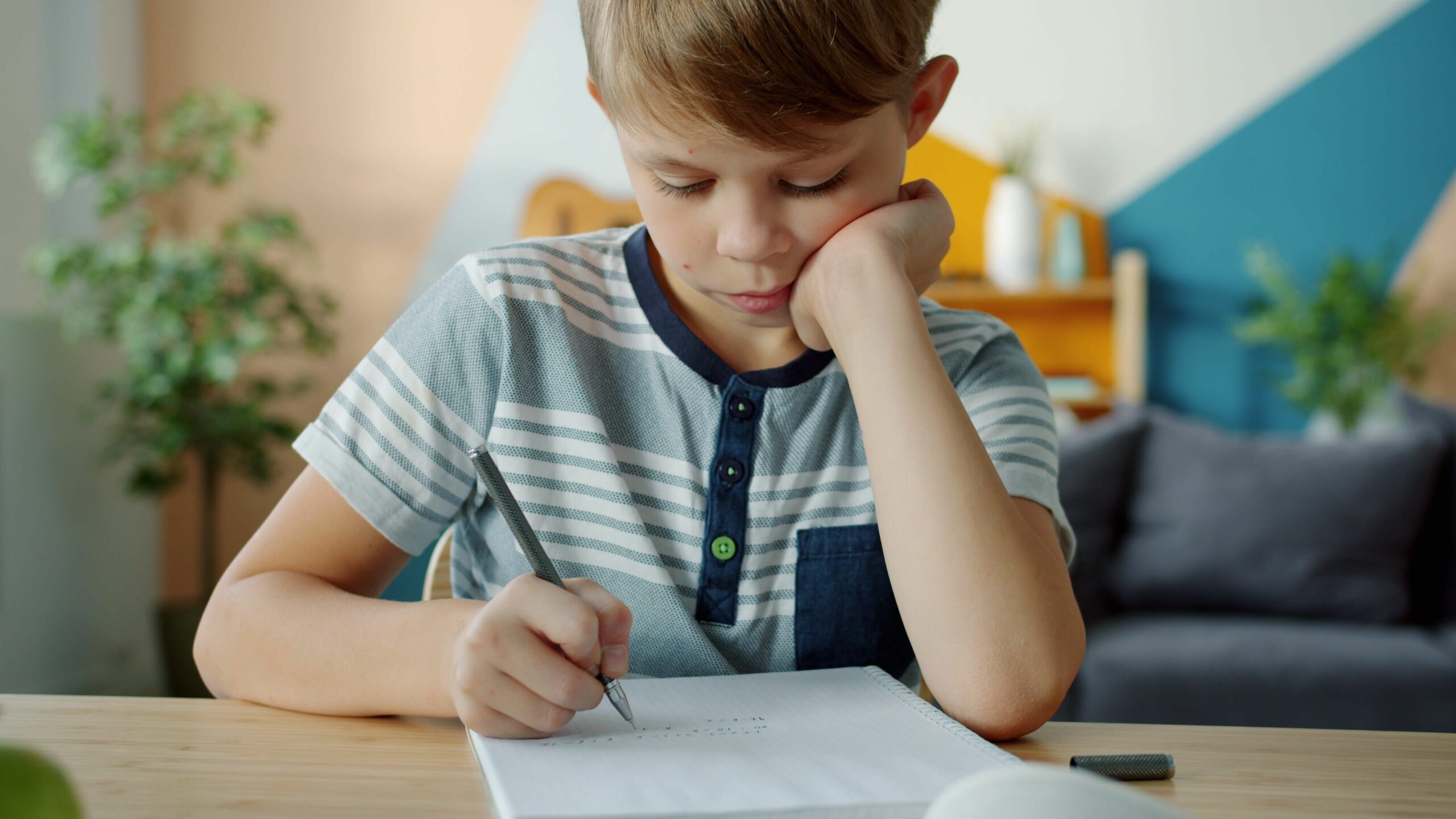 Enfant face à ses devoirs à la maison